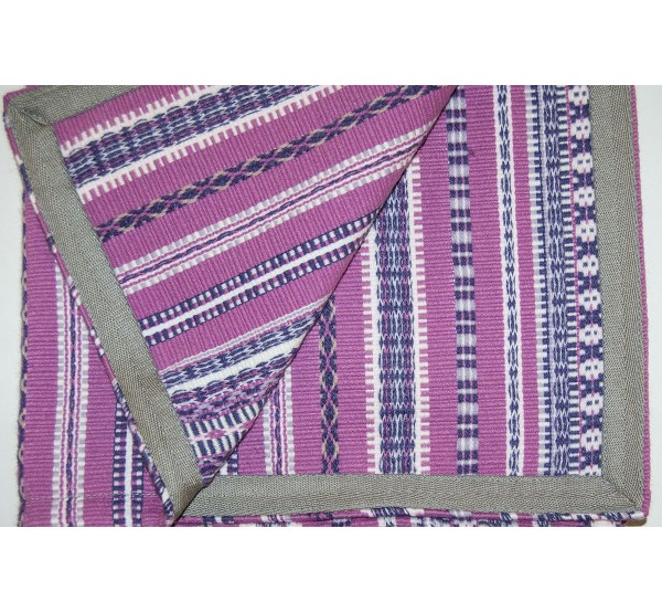 Tejido de manta morellana, con fondo en fucsia y dibujo en morado, en diferentes medidas